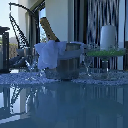 Apartment Hedonist-luxury 2 Bedroom With Private Hot Tub, Garden And Free Parking *