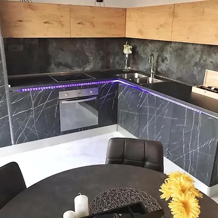 Hedonist-luxury 2 Bedroom With Private Hot Tub, Garden And Free Parking Apartment *