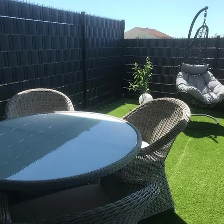 Apartment Hedonist-luxury 2 Bedroom With Private Hot Tub, Garden And Free Parking