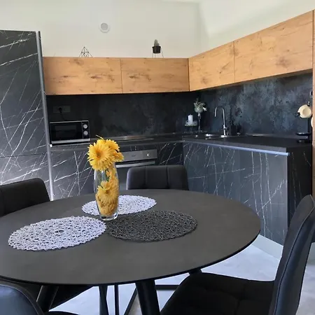 Hedonist-luxury 2 Bedroom With Private Hot Tub, Garden And Free Parking Apartment Trogir