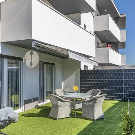 Hedonist-luxury 2 Bedroom With Private Hot Tub, Garden And Free Parking Apartment
