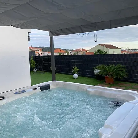 Hedonist-luxury 2 Bedroom With Private Hot Tub, Garden And Free Parking * Trogir
