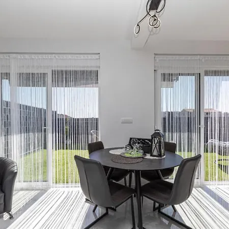 Hedonist-luxury 2 Bedroom With Private Hot Tub, Garden And Free Parking * Trogir