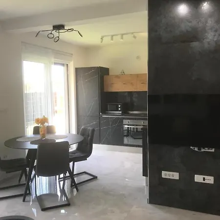 Apartmán Hedonist-luxury 2 Bedroom With Private Hot Tub, Garden And Free Parking Trogir