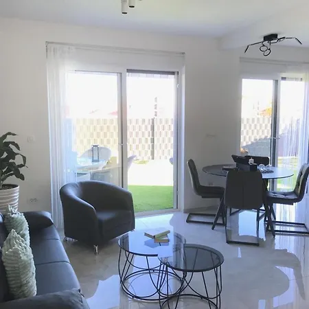 Apartmán Hedonist-luxury 2 Bedroom With Private Hot Tub, Garden And Free Parking Trogir