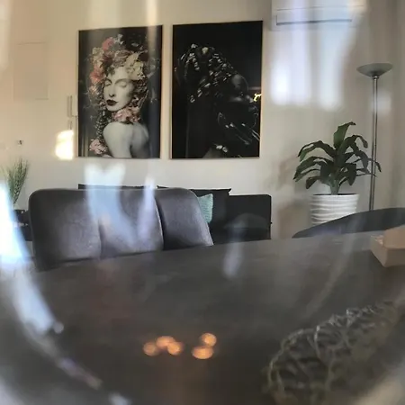 Hedonist-luxury 2 Bedroom With Private Hot Tub, Garden And Free Parking Trogir