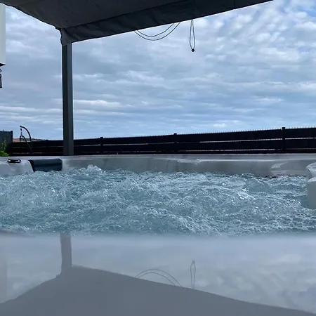 Hedonist-luxury 2 Bedroom With Private Hot Tub, Garden And Free Parking Apartmán *