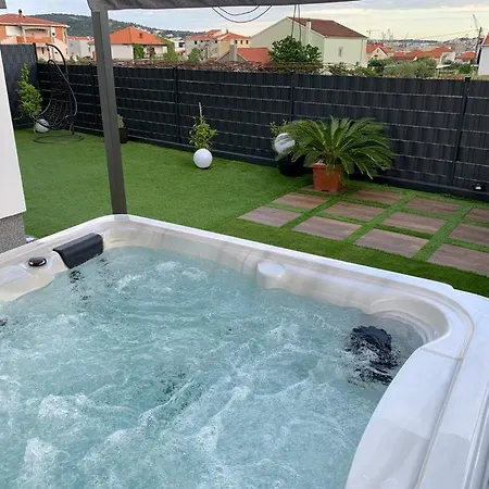 Apartmán Hedonist-luxury 2 Bedroom With Private Hot Tub, Garden And Free Parking Trogir