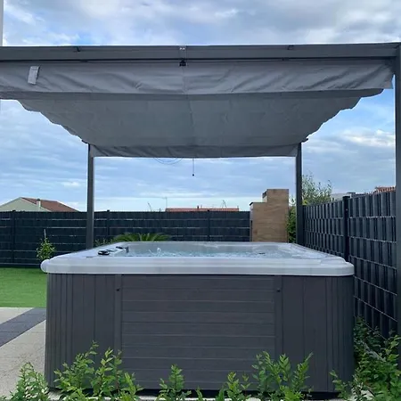 Hedonist-luxury 2 Bedroom With Private Hot Tub, Garden And Free Parking Apartmán Trogir