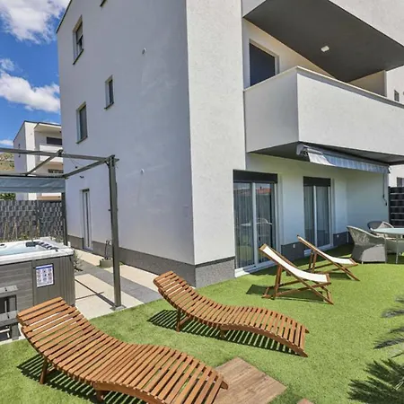 Apartmán Hedonist-luxury 2 Bedroom With Private Hot Tub, Garden And Free Parking Trogir