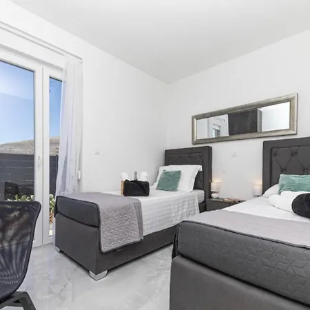 Apartmán Hedonist-luxury 2 Bedroom With Private Hot Tub, Garden And Free Parking *