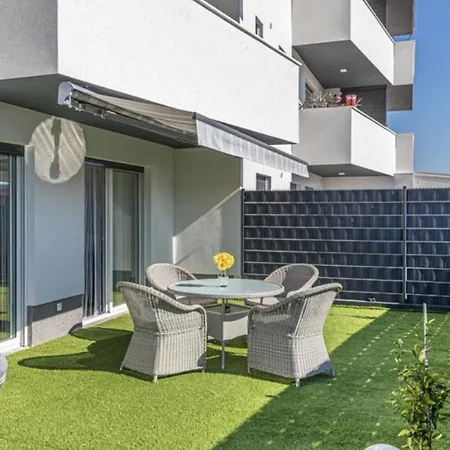 Hedonist-luxury 2 Bedroom With Private Hot Tub, Garden And Free Parking Apartmán Trogir